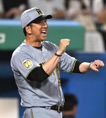 逆転勝利を決めて喜ぶ藤川監督（撮影・堀内翔）