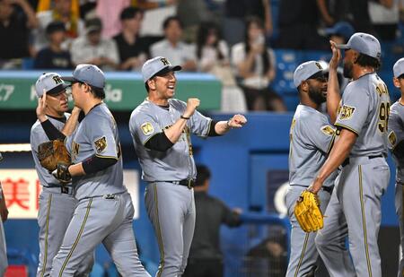 逆転勝利を決めてドリス（右）と喜ぶ藤川監督（撮影・堀内翔）