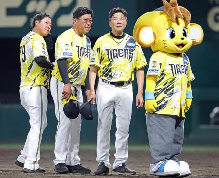 試合が終了しファンのあいさつする平田２軍監督（中央）ら（撮影・立川洋一郎）