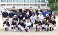 　集合写真に納まる選手とコーチたち（撮影・中田匡峻）