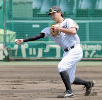 　シートノックで三塁の守備に就く立石（撮影・立川洋一郎）