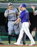 第２戦を制し、細川（右）とハイタッチする佐藤輝＝２９日