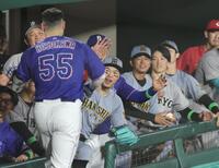６回、２ランを放った細川を迎える全セナイン＝２９日
