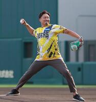 ファーストピッチセレモニーを務める秋山拓巳ＢＡ（撮影・立川洋一郎）
