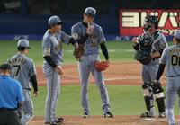２回、厳しい表情の才木（中央）＝撮影・金田祐二