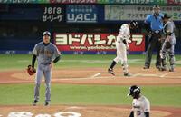 ６回、岩田に粘られ苦笑いの才木（撮影・金田祐二）