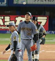 ６回、降板を告げられた才木（撮影・金田祐二）