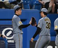 ６回終了後、門別（右）を迎える才木（撮影・堀内翔）