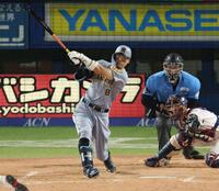 ７回、右翼線に適時二塁打を放つ佐藤輝（撮影・金田祐二）