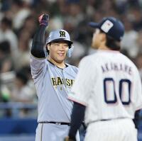 ７回、逆転適時打を放った大山は塁上でガッツポーズ（撮影・田中太一）