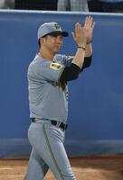 ファンの声援に応える藤川監督（撮影・金田祐二）