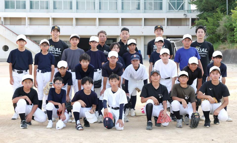 　集合写真に納まる選手とコーチたち（撮影・中田匡峻）