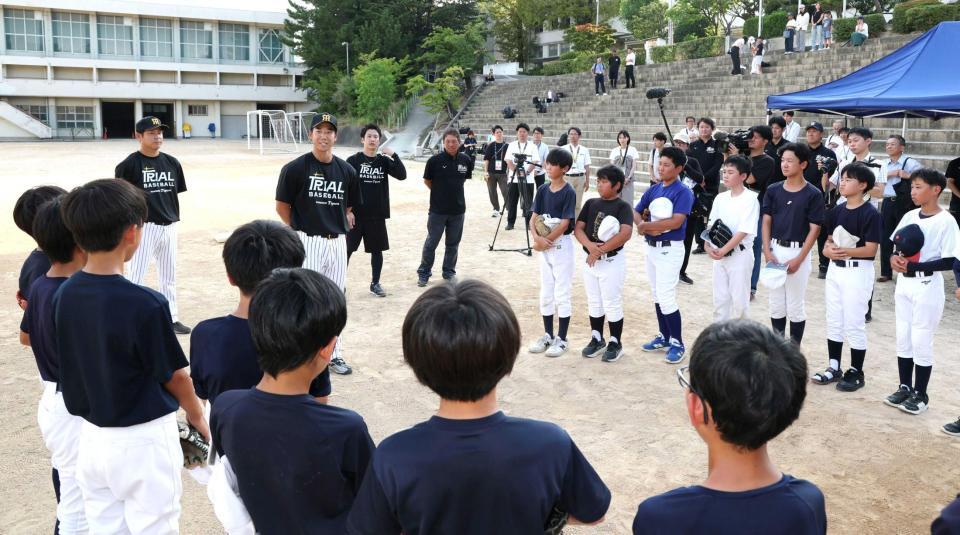 　岩本輝コーチ（左）の話を聞く選手たち（撮影・中田匡峻）