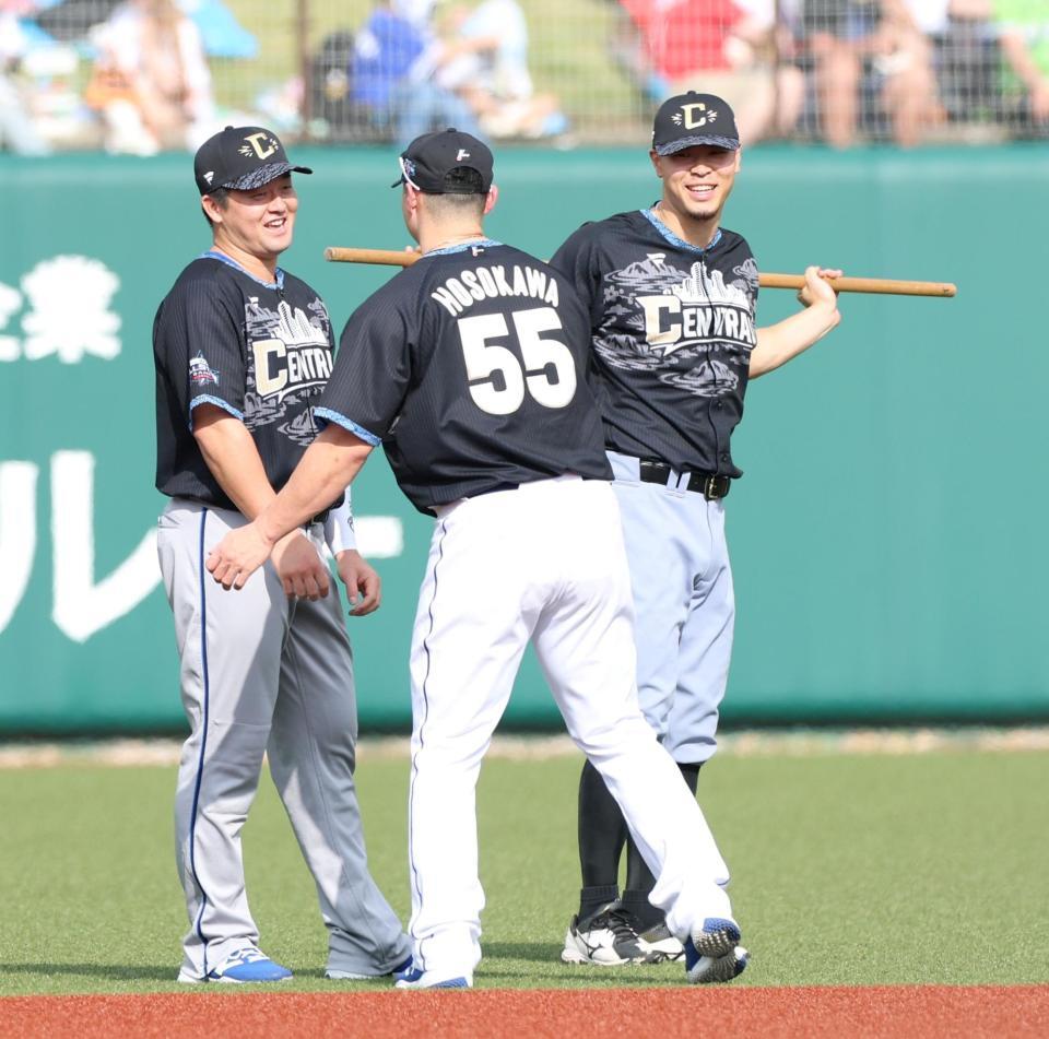 練習前、笑顔を見せる（左から）牧、細川、佐藤輝＝２９日