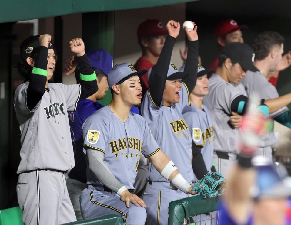 ６回、細川の２ランに喜ぶ全セナイン＝２９日