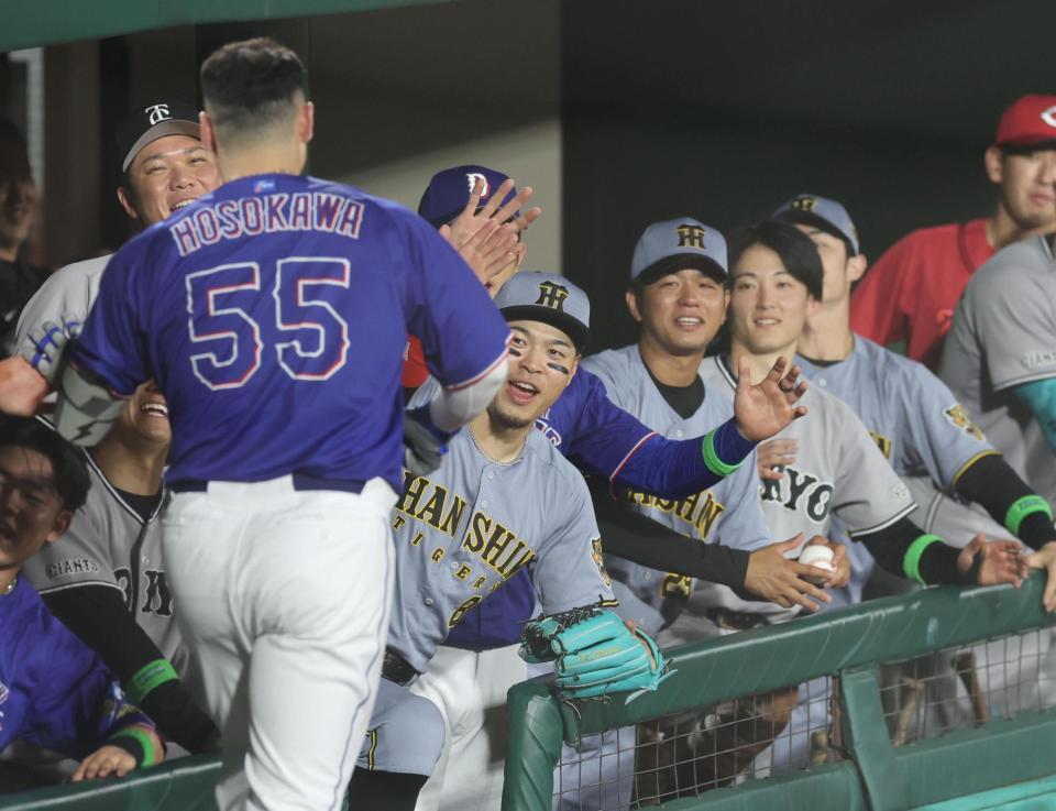 ６回、２ランを放った細川を迎える全セナイン＝２９日
