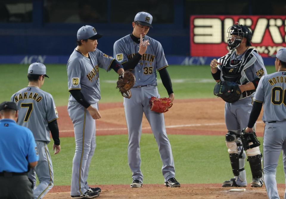 ２回、厳しい表情の才木（中央）＝撮影・金田祐二