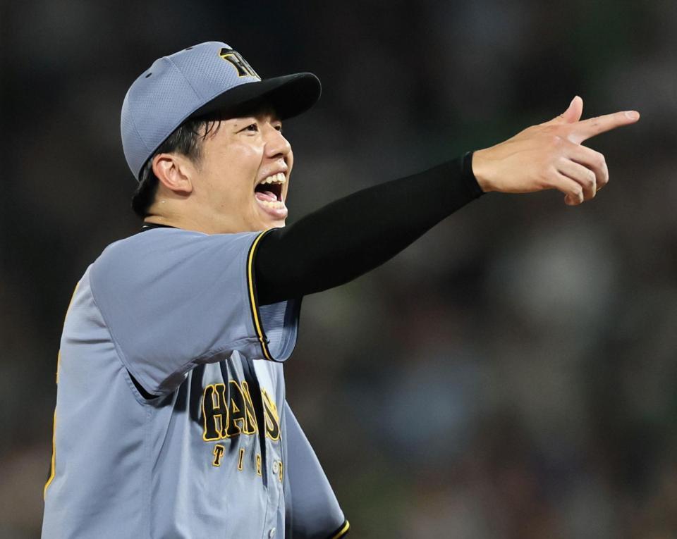 ３回、モンテルを捕邪飛に打ち取り、声を出す才木（撮影・田中太一）