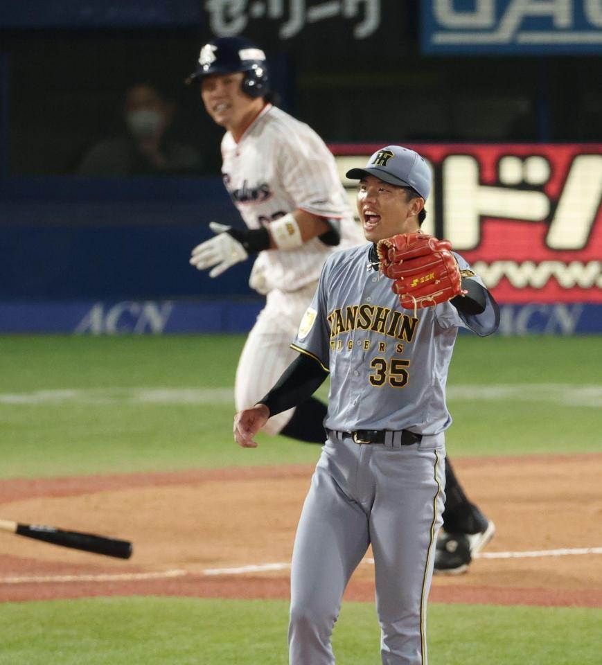 ６回、増田の二直で声を出す才木（撮影・金田祐二）