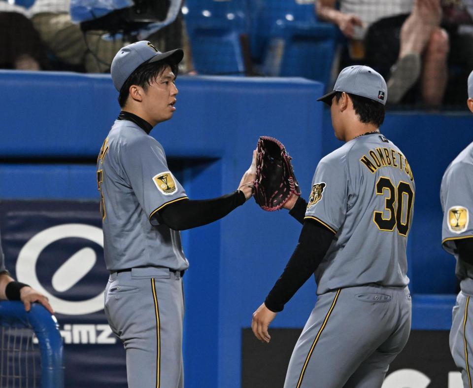 ６回終了後、門別（右）を迎える才木（撮影・堀内翔）