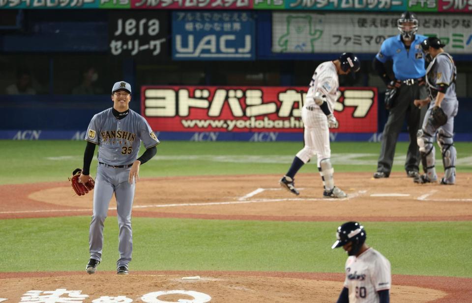 ６回、岩田に粘られ苦笑いの才木（撮影・金田祐二）