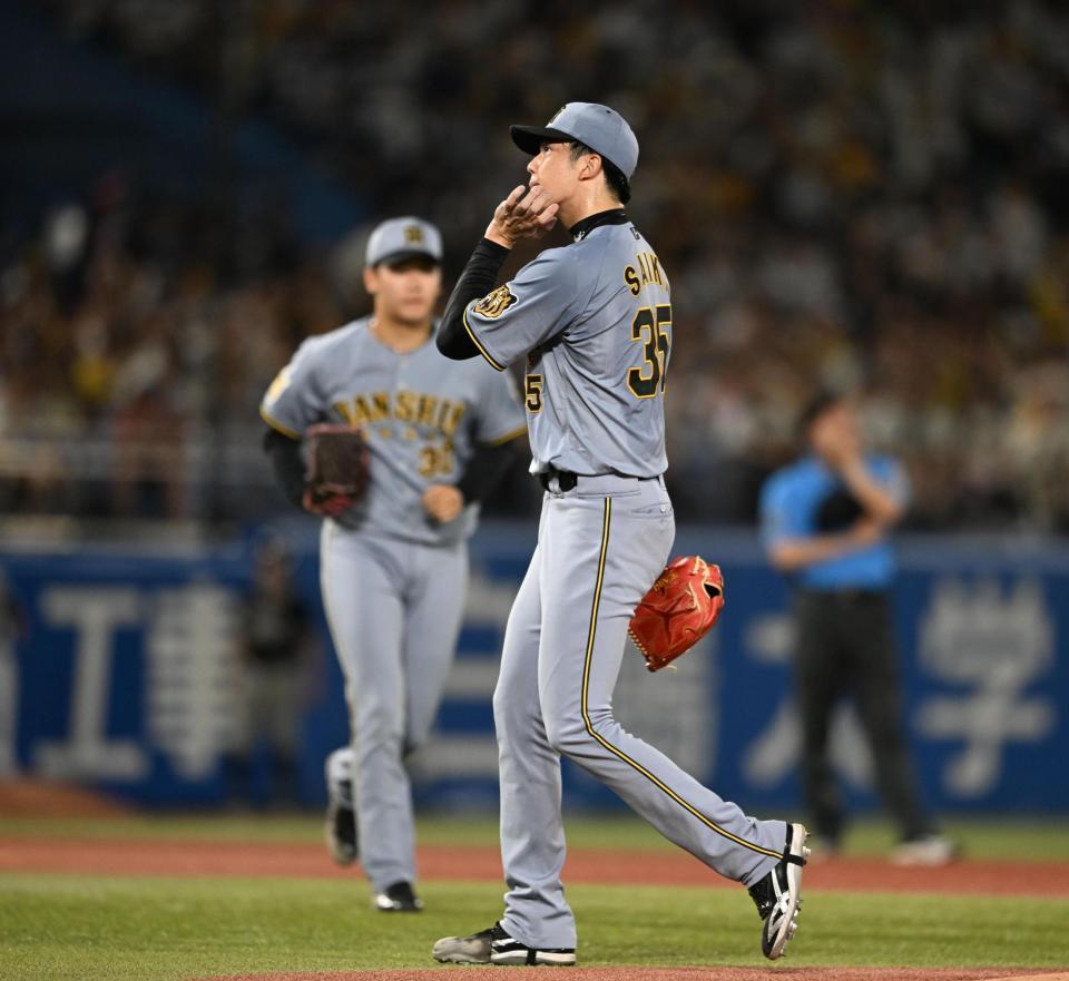 ６回途中、降板する才木。後方は門別（撮影・堀内翔）
