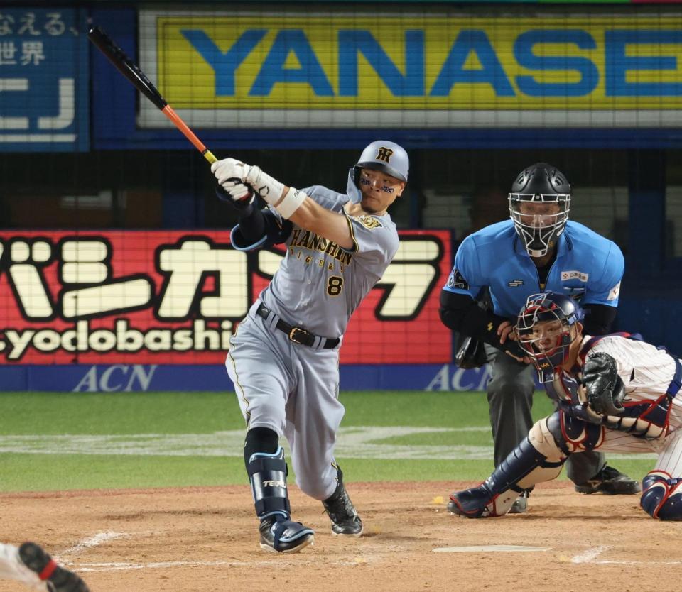 ７回、右翼線に適時二塁打を放つ佐藤輝（撮影・金田祐二）