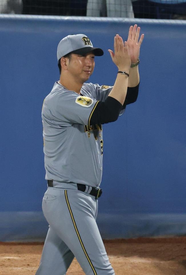 ファンの声援に応える藤川監督（撮影・金田祐二）