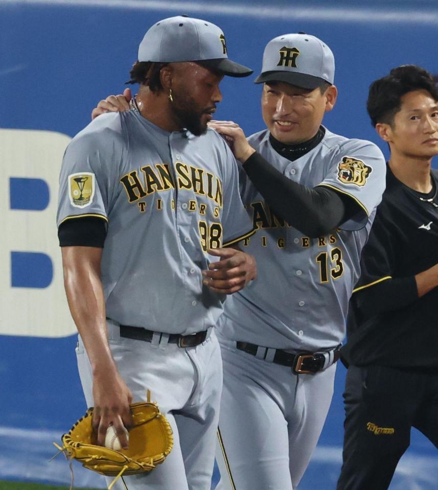 阪神ドリスを祝福する岩崎（撮影・金田祐二）