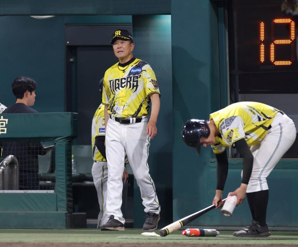 ８回が終わり、選手交代を告げにベンチを出る平田２軍監督（撮影・立川洋一郎）