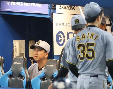 ６回、才木（右）を降板させ、厳しい表情の藤川監督（撮影・金田祐二）