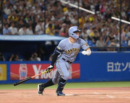 ７回、佐藤輝が適時二塁打を放つ（撮影・堀内翔）