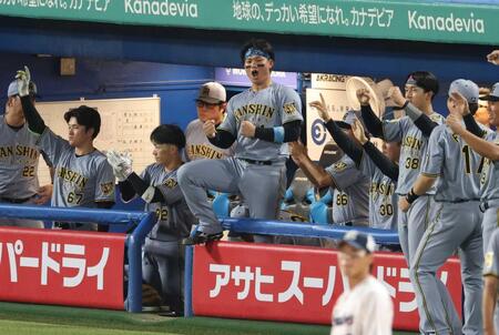 ３１日のヤクルト戦の７回、大山の逆転打に沸く阪神ベンチ＝神宮（撮影・金田祐二）