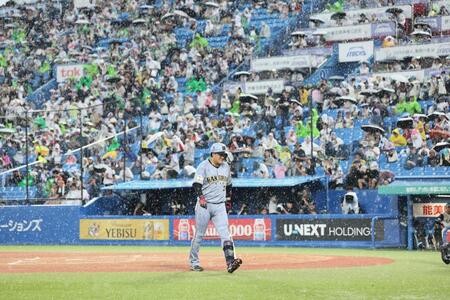 １回、雨で中断しベンチへ戻る大山（撮影・田中太一）