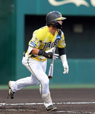１回、中前打を放つ前川（撮影・立川洋一郎）