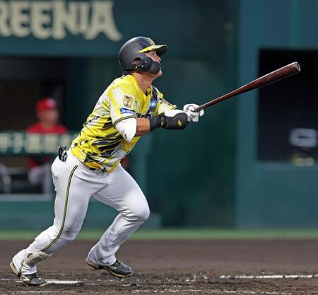 ３回、右中間スタンドへソロを放つ前川（撮影・立川洋一郎）