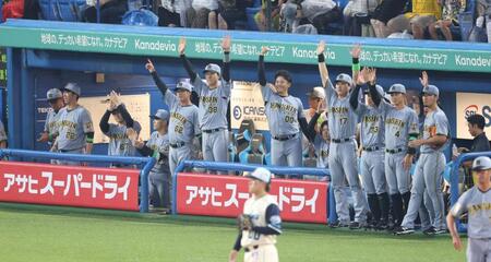 １回、大山の先制２点二塁打で盛り上がる阪神ベンチ（撮影・金田祐二）