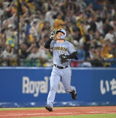 ３回、逆転の２ランを放ち三塁を回る森下（撮影・堀内翔）