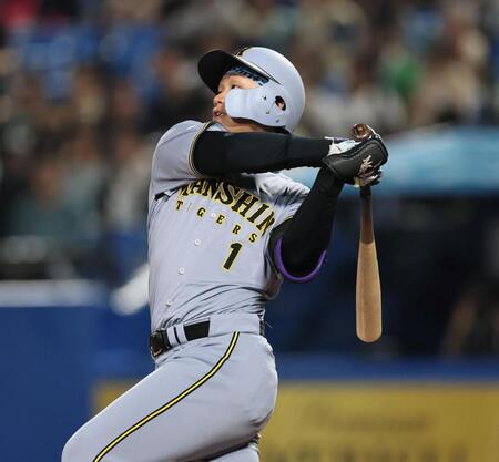 ３回、２ランを放つ阪神・森下翔太＝神宮（撮影・田中太一）