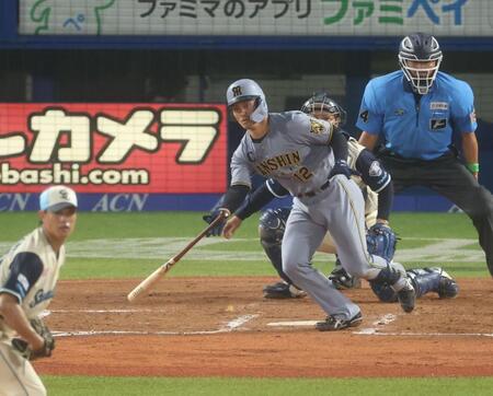 ４回、中前打を放つ坂本（撮影・金田祐二）
