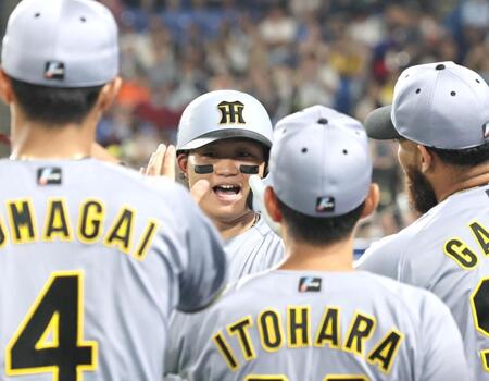 ３回、２ランを放った森下はナインに迎えられる（撮影・田中太一）