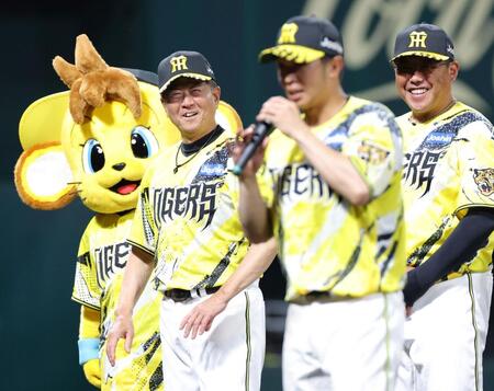 広島に勝利し、あいさつする島田（手前）を見て笑顔を見せる平田２軍監督（左）＝撮影・立川洋一郎