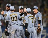 ９回、逆転勝利を決めて喜ぶ佐藤輝（中央）、大山（右端）ら（撮影・堀内翔）