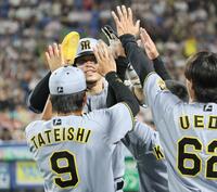 ７回、生還しナインに迎えられる佐藤輝（撮影・田中太一）
