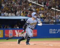 ７回、佐藤輝が適時二塁打を放つ（撮影・堀内翔）