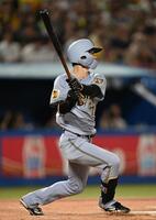 ７回、中野が右犠飛を放つ（撮影・堀内翔）