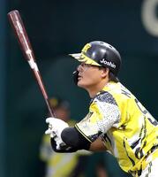 　４回、左前打を放つ前川（撮影・立川洋一郎）