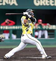 ２回、左飛を打ち上げる前川（撮影・立川洋一郎）