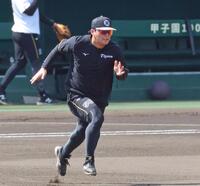 走塁練習をする前川（撮影・立川洋一郎）