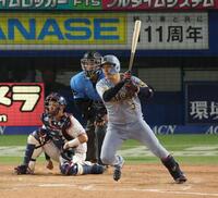 ３１日のヤクルト戦の７回、右前に逆転２点適時打を放つ大山＝神宮（撮影・金田祐二）